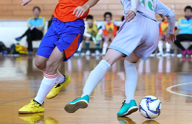フットサルをする子ども